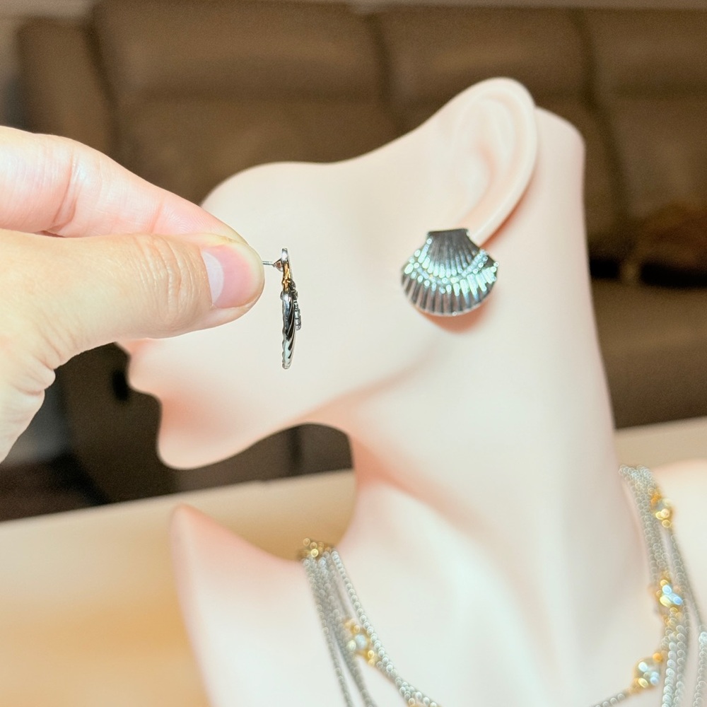 Silver Shell Stud Earrings - Elegant Women's Jewelry - Picture 5 of 7